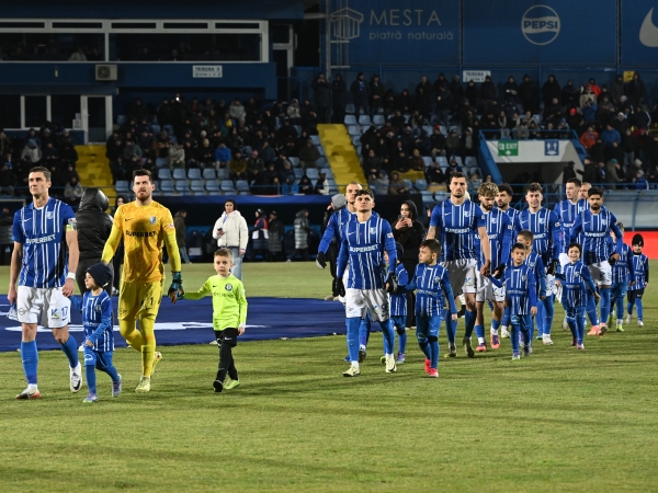 farul incearca sa iasa din pasa proasta cu un succes in fata rapidului 699220db847fe