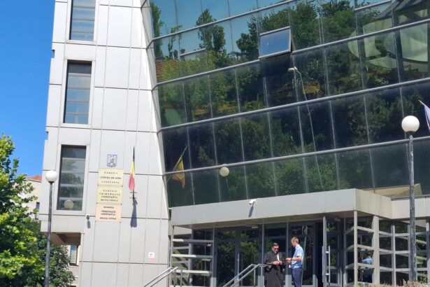 fostul politist de la bcco care informa inculpatii dintr un dosar ca sunt anchetati termen important azi in instanta ar putea afla condamnarea 698bb608547a1