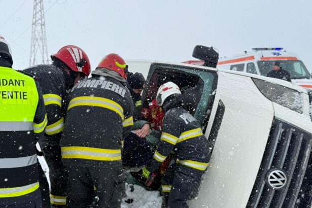 foto a fost activat planul rosu de interventie un microbuz care transporta persoane s a rasturnat 699971e913d1f