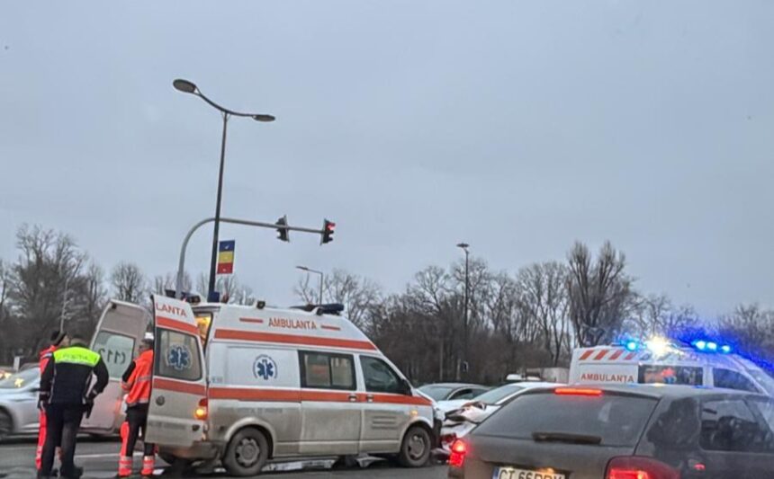 foto accident intre o ambulanta saj si o masina in zona garii constanta pacienta in stare critica preluata de alt echipaj 69940c08e033e