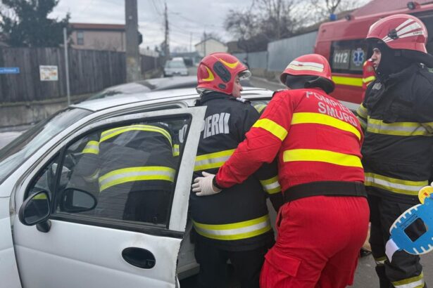 foto accident rutier grav la tulcea au intervenit echipajele de descarcerare si smurd ul 698b3edb76538