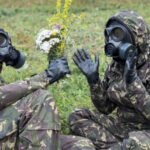 foto cand simti ca love is in the air si pui repede masca contra gazelor mai si fortele terestre mesaje de ziua indragostitilor 69904072c6e92