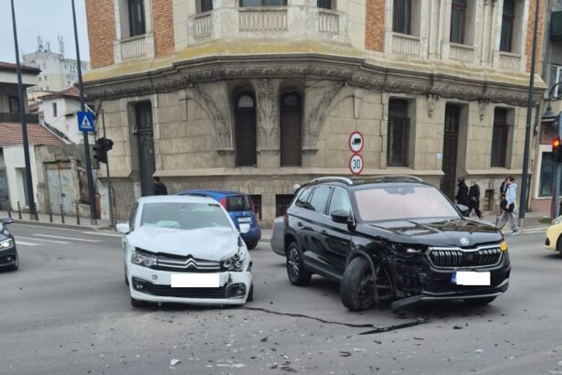 foto doua autoturisme s au ciocnit in intersectia de la teatrul de stat constanta 69a17aa04322a