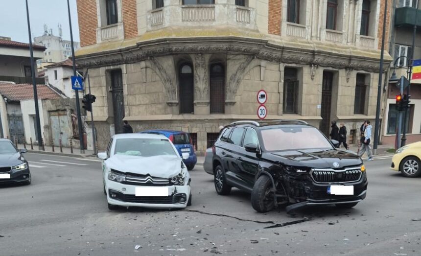 foto doua autoturisme s au ciocnit in intersectia de la teatrul de stat constanta 69a17aa04322a