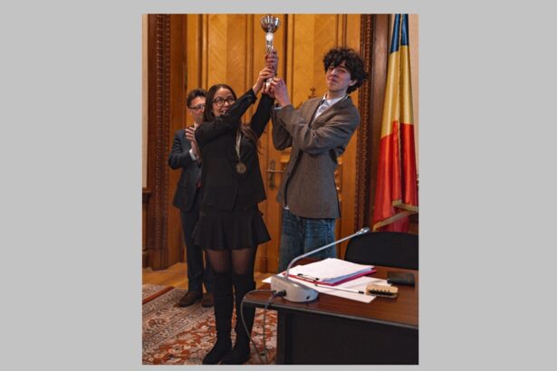 foto elevii de la colegiul national mircea cel batran din constanta calificati in finala dezbaterilor cambridge union schools romania vor vorbi de la acelasi pupitru la care s a aflat bill gates 699da230e2aa8