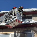 foto pericol pe o strada din tulcea pompierii chemati sa indeparteze zapada de pe acoperisul unui bloc 699703a91d081