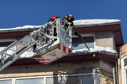 foto pericol pe o strada din tulcea pompierii chemati sa indeparteze zapada de pe acoperisul unui bloc 699703a91d081