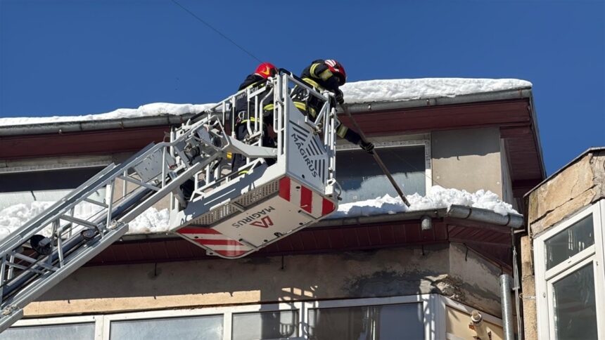 foto pericol pe o strada din tulcea pompierii chemati sa indeparteze zapada de pe acoperisul unui bloc 699703a91d081