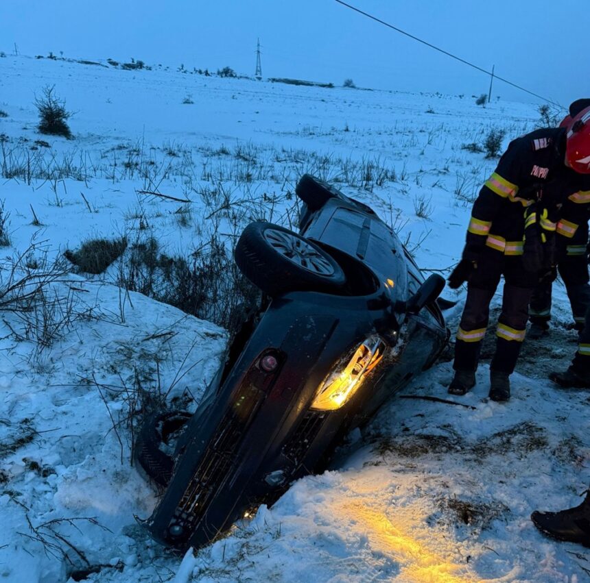 foto un autoturism s a rasturnat pe un drum judetean din tulcea o persoana este incarcerata 6999e26956e03