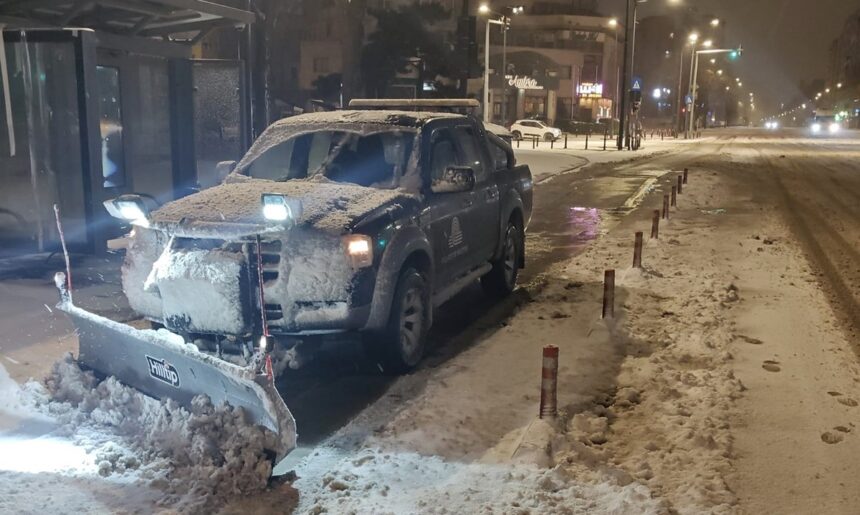 foto utilajele si echipele de deszapezire actioneaza in constanta inca de noaptea trecuta interventiile continua spune primaria 698053d8c8a06
