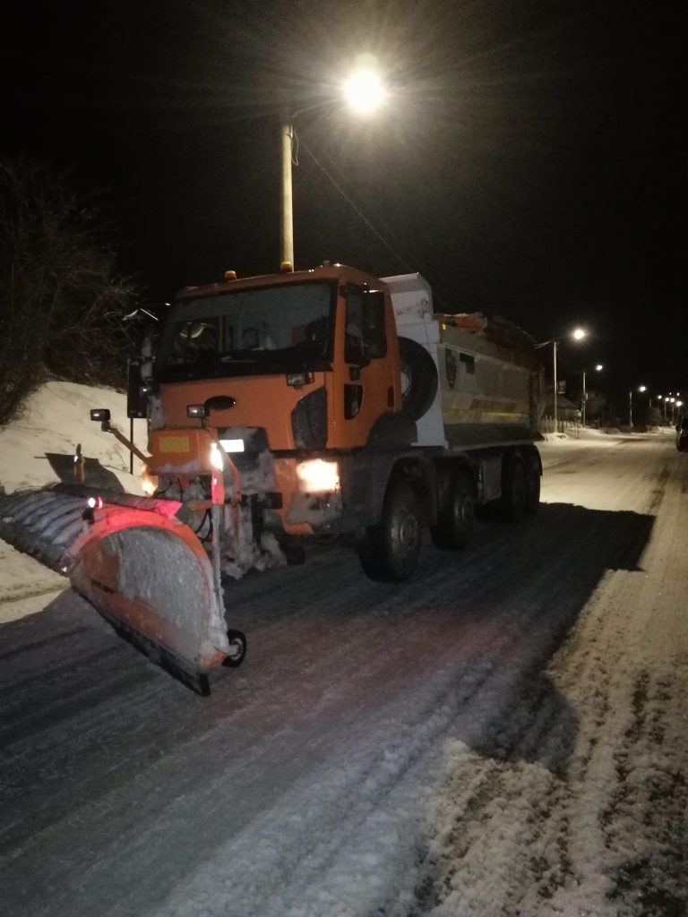 foto video echipele de interventie de la drumuri judetene constanta au actionat si noaptea pentru deszapezirea sectoarelor blocate iata unde au intervenit 6996c460ae35c