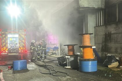 foto video incendiu puternic in tulcea la o hala unde sunt depozitate cabluri electrice e pericol de extindere la blocurile din vecinatate 6987780318df5