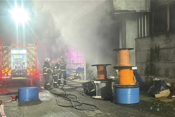 foto video incendiu puternic in tulcea la o hala unde sunt depozitate cabluri electrice e pericol de extindere la blocurile din vecinatate 6987780318df5