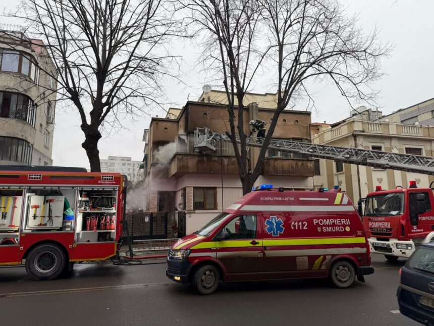 foto video pompierii in alerta arde o casa din constanta situata pe bulevardul ferdinand un batran a fost transportat la spital 69834ebc25939