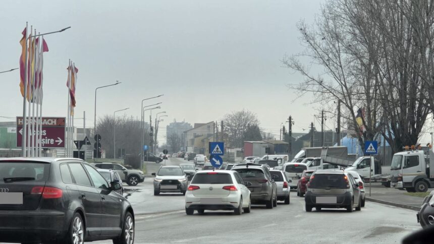 foto video trafic blocat pe bulevardul aurel vlaicu soferii cu nervii intinsi la maxim 6990490dd9598