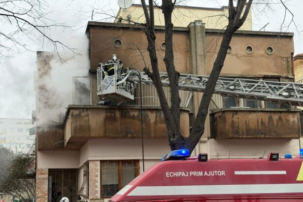galerie fotovideo incendiu la o casa de pe bulevardul ferdinand din constanta un barbat de 71 de ani a ajuns la spital 69838a3d0374f