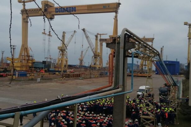 galerie fotovideo protest spontan la santierul naval mangalia angajatii nu si au primit salariile de doua luni 69a149151560a