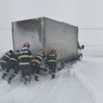 gest al unor salvatori adevarati pompierii din macin au scos din zapada o duba ramasa blocata 6995d8d0574e2