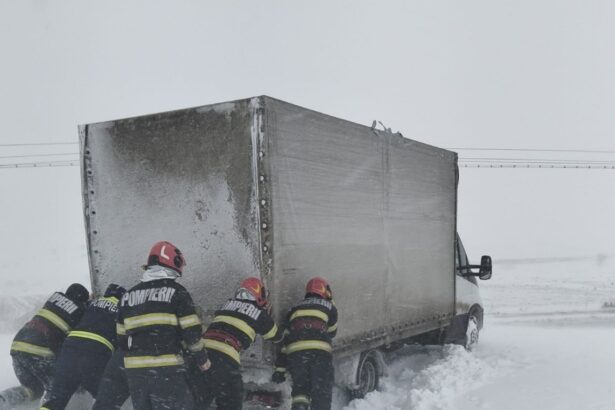 gest al unor salvatori adevarati pompierii din macin au scos din zapada o duba ramasa blocata 6995d8d0574e2