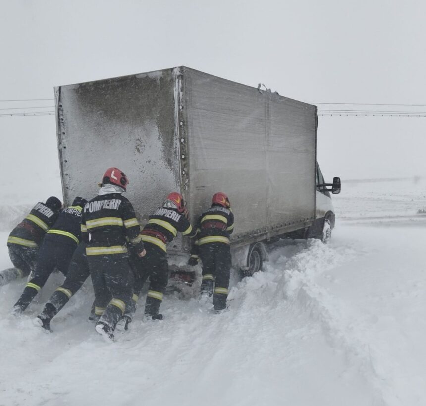 gest al unor salvatori adevarati pompierii din macin au scos din zapada o duba ramasa blocata 6995d8d0574e2