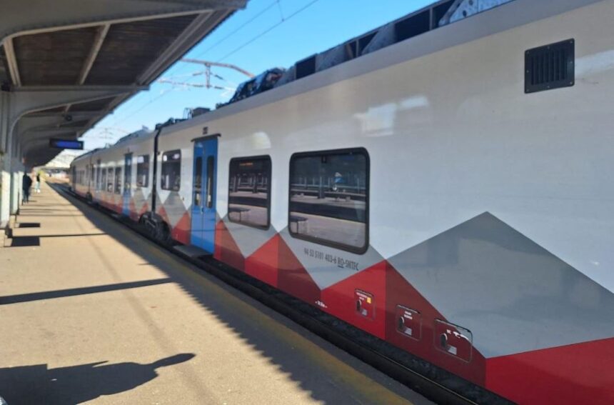 incident la gara de nord un vagon al unui tren cfr calatori a deraiat circulatia este blocata 698ee5e881b05