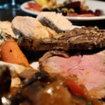 mai multi oameni care consuma carne ajung centenari decat vegetarienii explicatia unui studiu care pare sa contrazica tot ce stiam 6986025eeed49