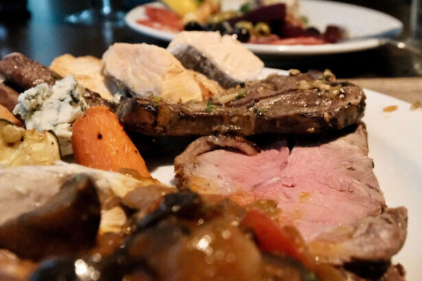 mai multi oameni care consuma carne ajung centenari decat vegetarienii explicatia unui studiu care pare sa contrazica tot ce stiam 6986025eeed49