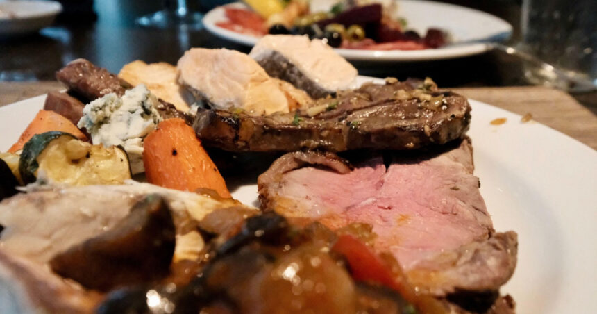 mai multi oameni care consuma carne ajung centenari decat vegetarienii explicatia unui studiu care pare sa contrazica tot ce stiam 6986025eeed49