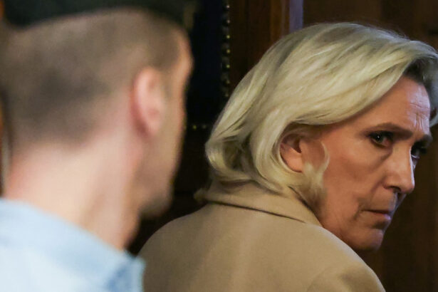 marine le pen nu voi candida la presedintie purtand o bratara electronica la glezna 69a0278604aa6
