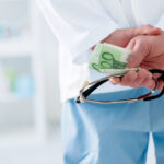 medic trimis in judecata pentru ca ar fi luat mita de 200 de lei si 100 de lei si cei doi pacienti sunt judecati pentru dare de mita 698f5bdaa143c