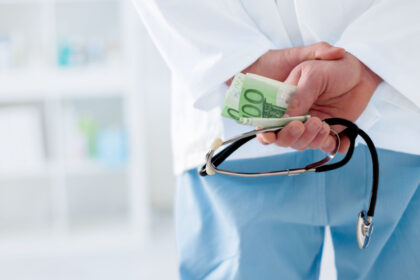 medic trimis in judecata pentru ca ar fi luat mita de 200 de lei si 100 de lei si cei doi pacienti sunt judecati pentru dare de mita 698f5bdaa143c