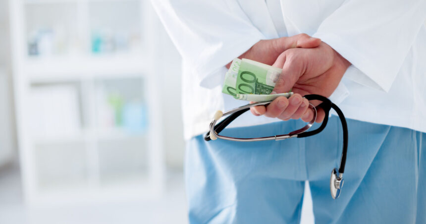 medic trimis in judecata pentru ca ar fi luat mita de 200 de lei si 100 de lei si cei doi pacienti sunt judecati pentru dare de mita 698f5bdaa143c