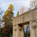 o bucata de piatra dintr una dintre bancile de langa poarta sarutului de la targu jiu s a desprins politia face ancheta 699cd12e7dd2a