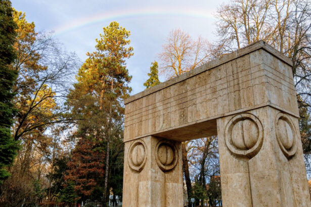o bucata de piatra dintr una dintre bancile de langa poarta sarutului de la targu jiu s a desprins politia face ancheta 699cd12e7dd2a
