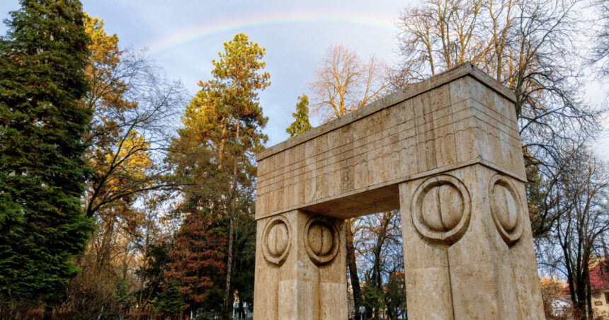 o bucata de piatra dintr una dintre bancile de langa poarta sarutului de la targu jiu s a desprins politia face ancheta 699cd12e7dd2a
