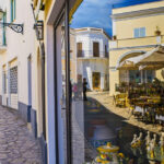 o insula italiana introduce reguli noi pentru turisti zona este renumita pentru vilele albe litoral si hotelurile de lux 6989e82b3fb78