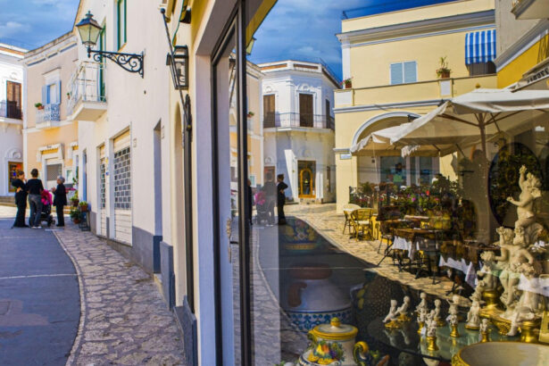 o insula italiana introduce reguli noi pentru turisti zona este renumita pentru vilele albe litoral si hotelurile de lux 6989e82b3fb78