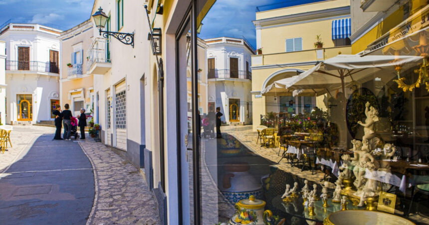 o insula italiana introduce reguli noi pentru turisti zona este renumita pentru vilele albe litoral si hotelurile de lux 6989e82b3fb78