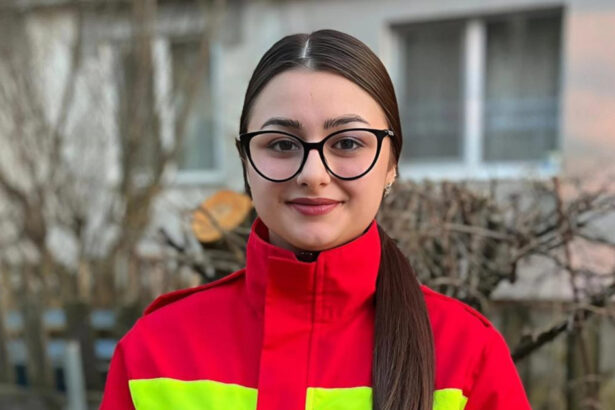 o tanara voluntara isu a salvat viata unui barbat inconstient la baia mare primele minute sunt critice 69a1f087812ff