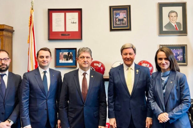 oana toiu discutii in sua despre securitate si investitii in aparare cui i a lansat ministrul o invitatie de a vizita romania 69825000e4224