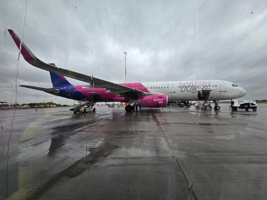 pasagerii unei curse wizz air care a fost anulata din cauza conditiilor meteo sunt revoltati ne trateaza ca pe bagajul uitat in aeroport 699625eb33016