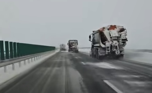 pe autostrada a2 se circula in regim controlat in spatele utilajelor de deszapezire 69995bae53b68