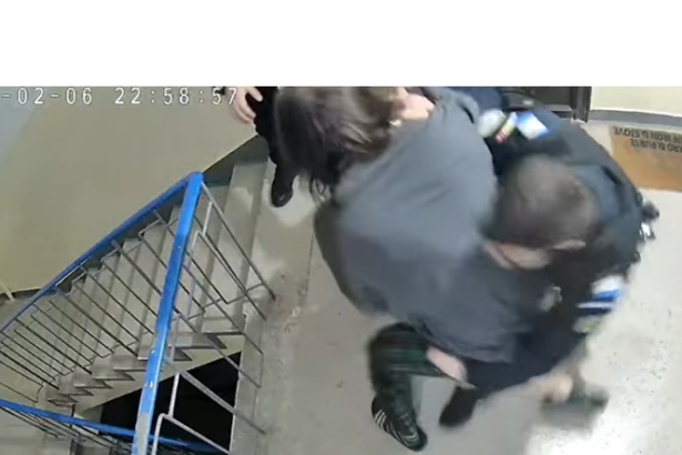 politistii chemati sa aplaneze un scandal intr un bloc batuti de un barbat ce spune ipj constanta 698b14918229a