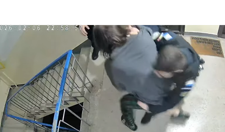 politistii chemati sa aplaneze un scandal intr un bloc batuti de un barbat ce spune ipj constanta 698b14918229a