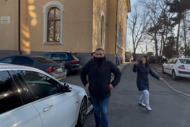 politistul care l a iertat pe sacalu dupa ce l a prins fara permis dupa un accident a fost trimis in judecata 698e4402f1f76