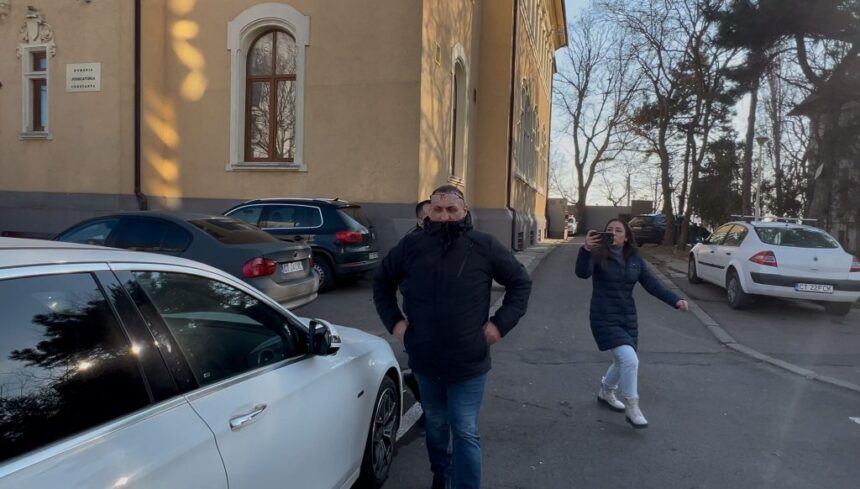 politistul care l a iertat pe sacalu dupa ce l a prins fara permis dupa un accident a fost trimis in judecata 698e4402f1f76