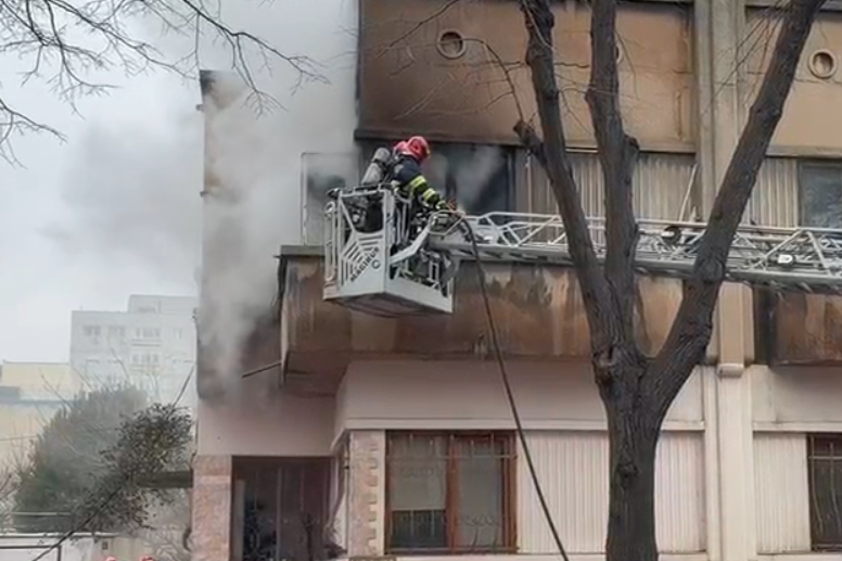 pompierii in alerta arde o casa din constanta situata pe bulevardul ferdinand 69834b428e038