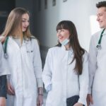 proiect medicii care studiaza la stat ar putea fi obligati sa profeseze in tara 698c26e9e84e8