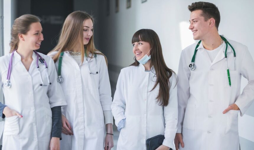 proiect medicii care studiaza la stat ar putea fi obligati sa profeseze in tara 698c26e9e84e8