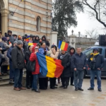 protest de sustinere pentru calin georgescu cateva zeci de persoane s au adunat in fata catedralei sfintii apostoli petru si pavel 6994333b17d6c